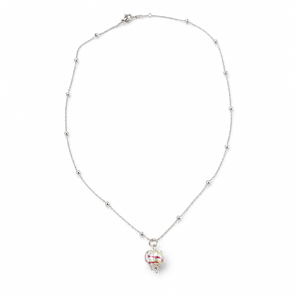 Cadena de acero inoxidable con dije de cristal Murano en forma de corazón.