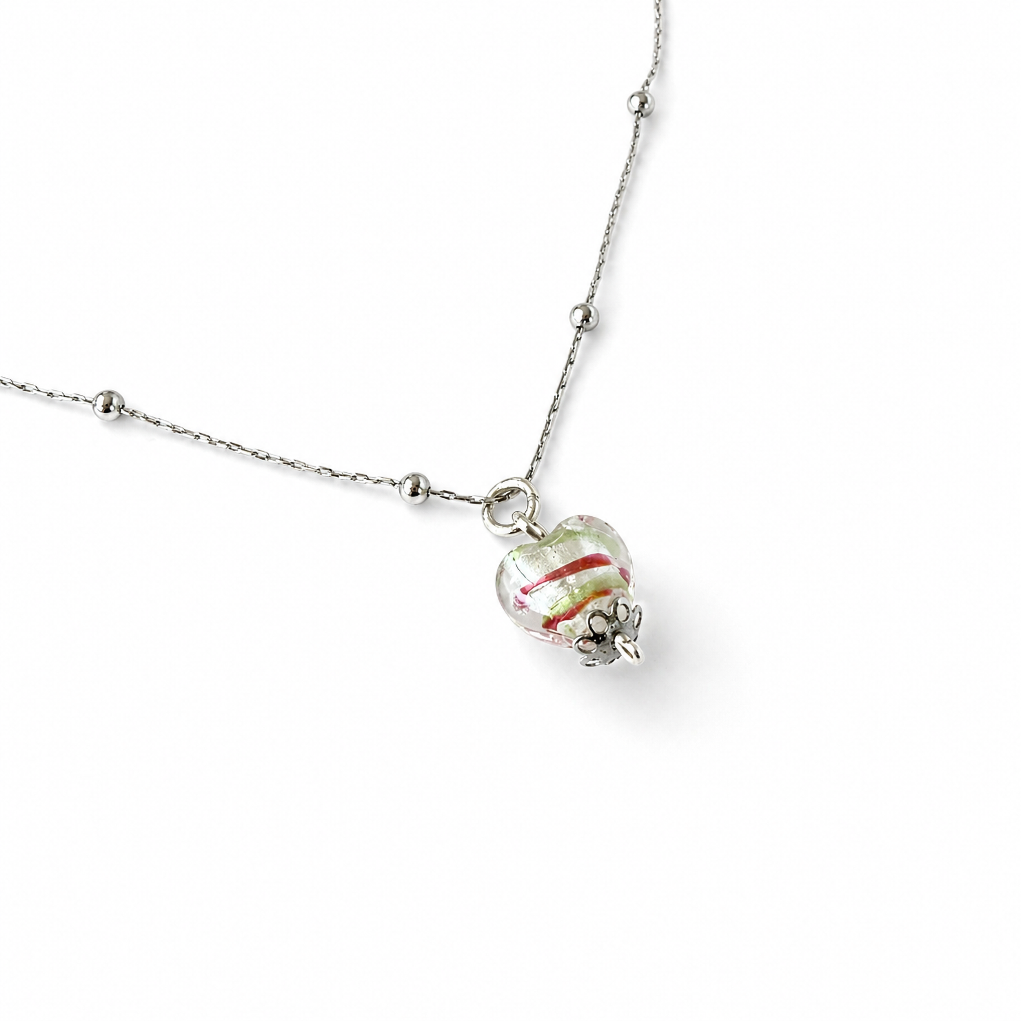 Cadena de acero inoxidable con dije de cristal Murano en forma de corazón.