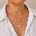 Collar de acero inoxidable con dije de cuarzo rosa