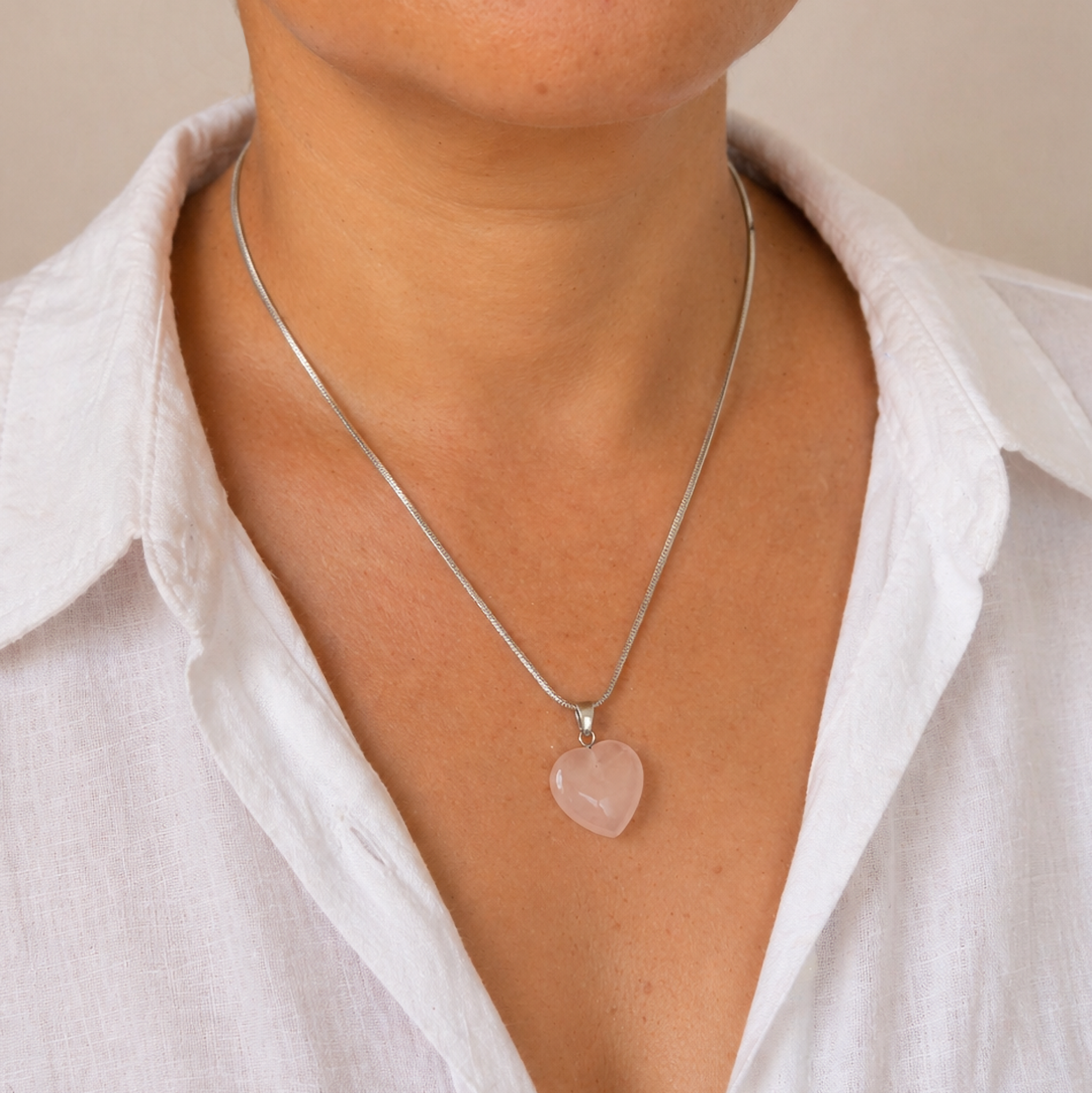 Collar de acero inoxidable con dije de cuarzo rosa