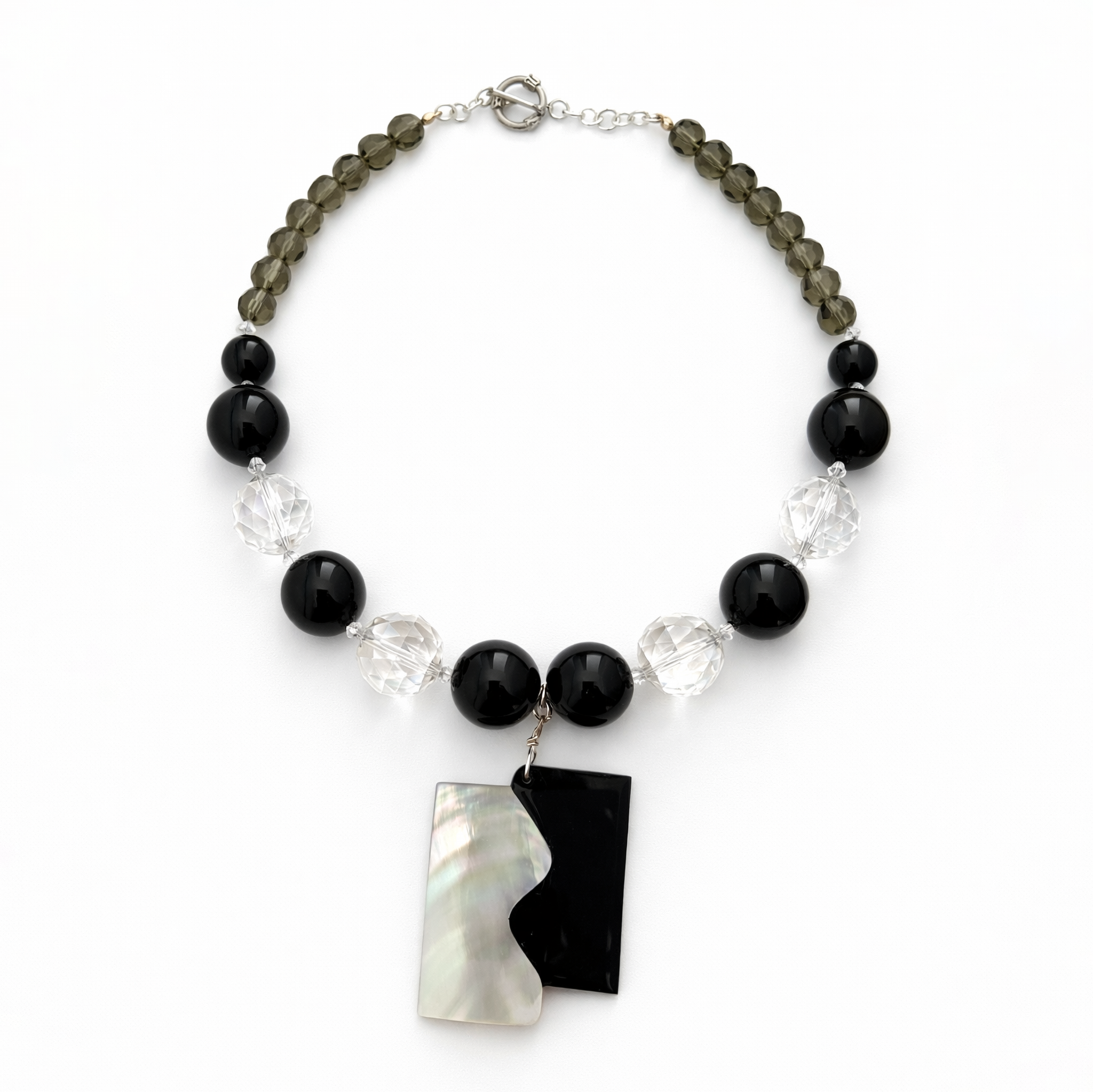 Collar de ónix, cristales facetados y dije de concha madre perla.