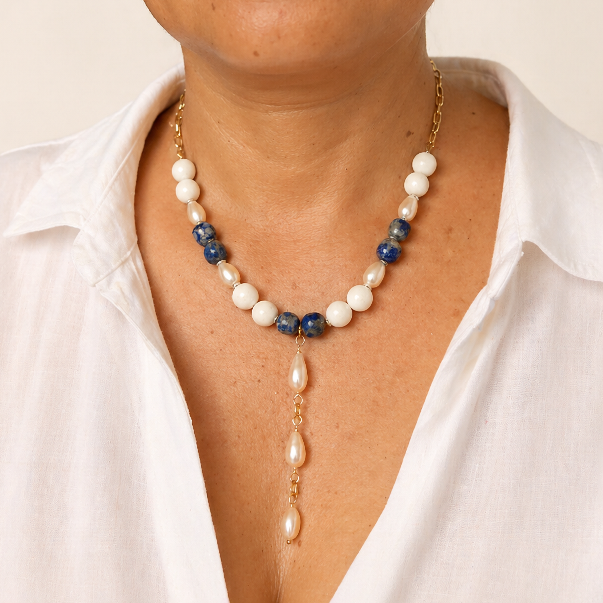 Collar de ágata facetada, lapislázuli, perla cultivada y cadena en chapa de oro.