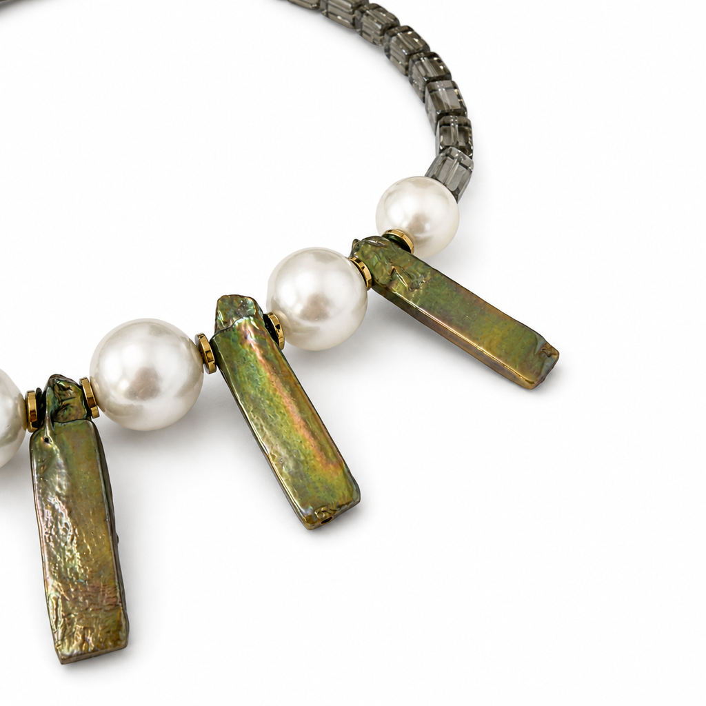 Collar con perla barroca, perla Mallorca, cristal Victoria y hematita