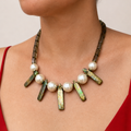 Collar con perla barroca, perla Mallorca, cristal Victoria y hematita