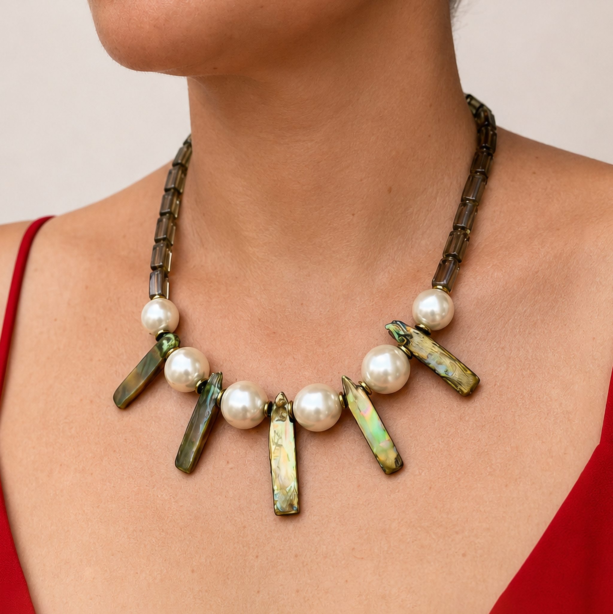 Collar con perla barroca, perla Mallorca, cristal Victoria y hematita