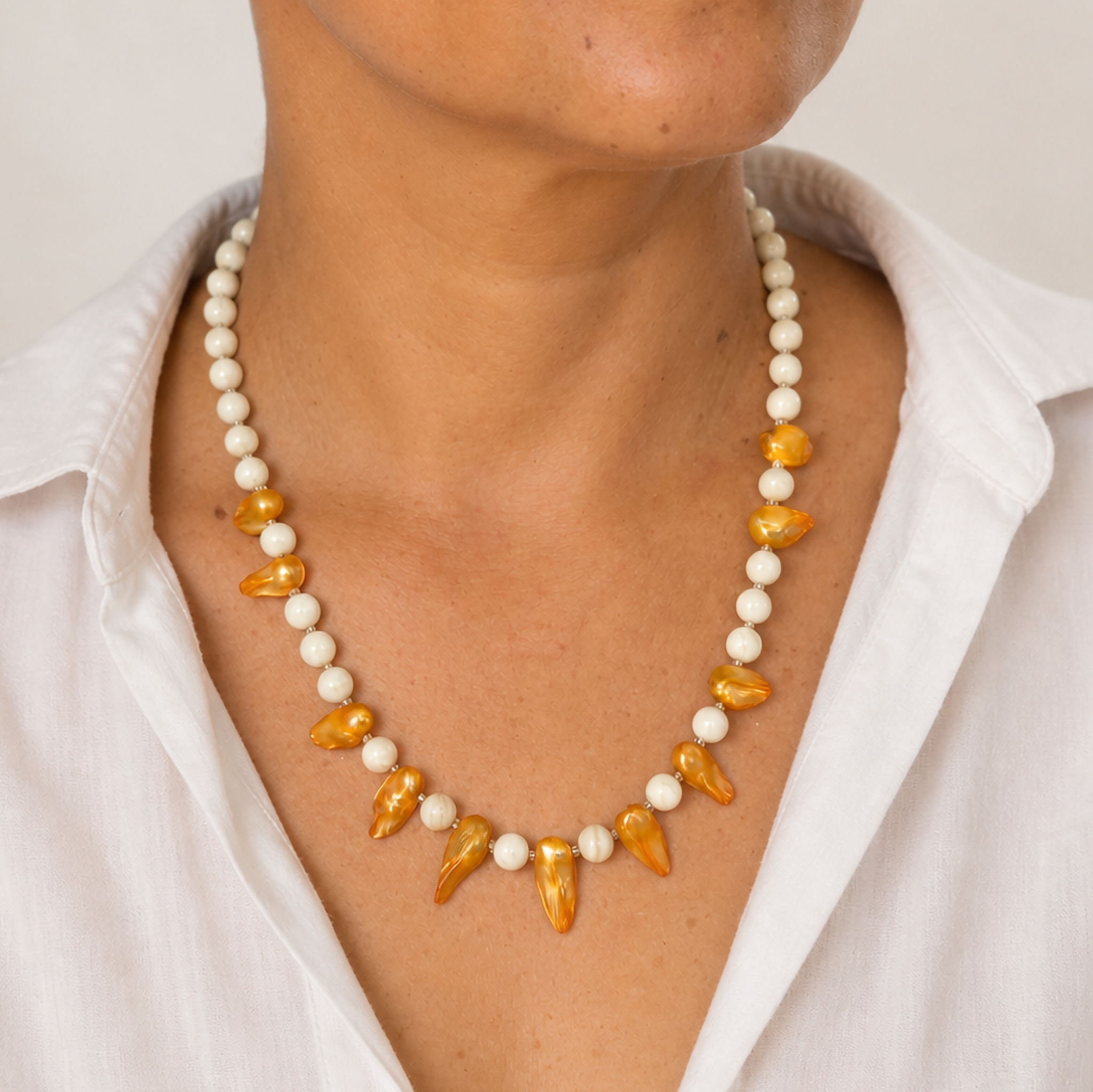 Collar de perlas cultivadas y perlas concha.