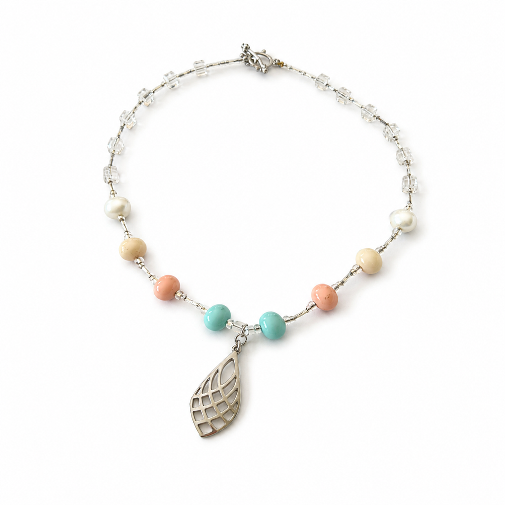 Collar de perla Mallorca y cristal Victoria con dije en rodio