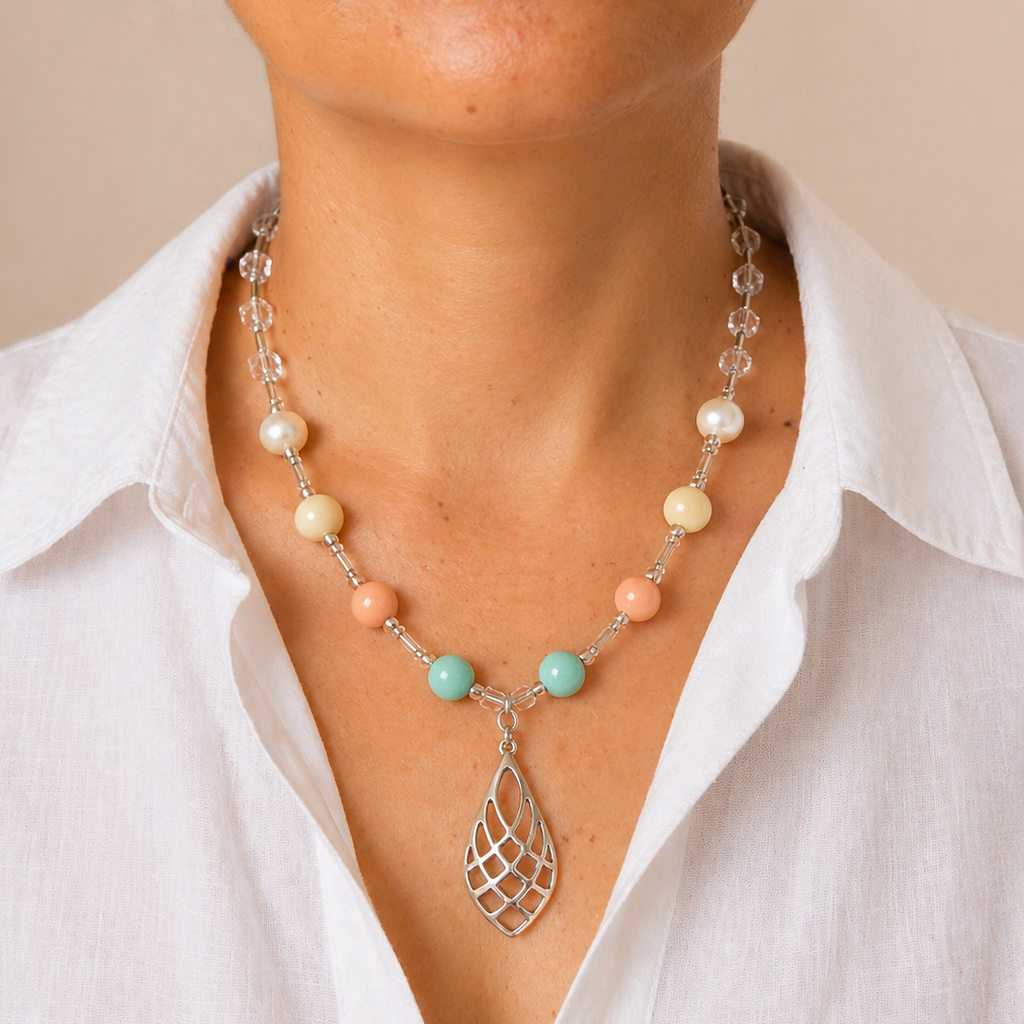 Collar de perla Mallorca y cristal Victoria con dije en rodio