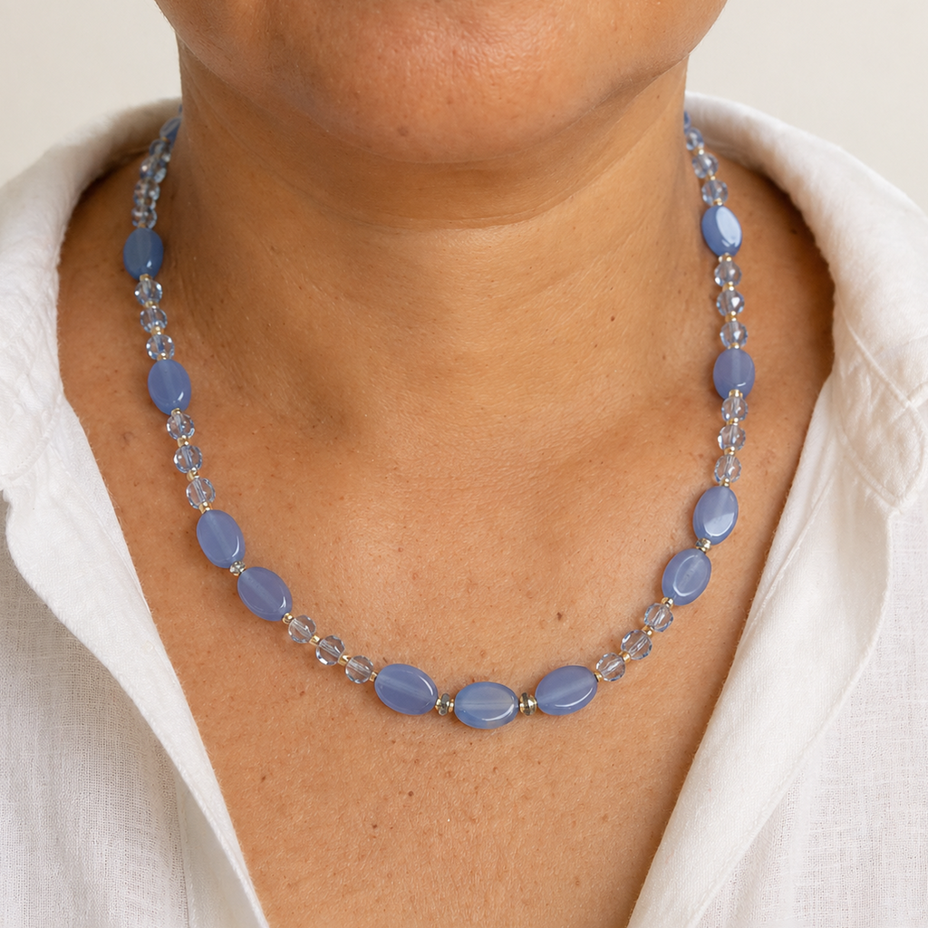 Collar de cristal Murano en tonos azul cielo.