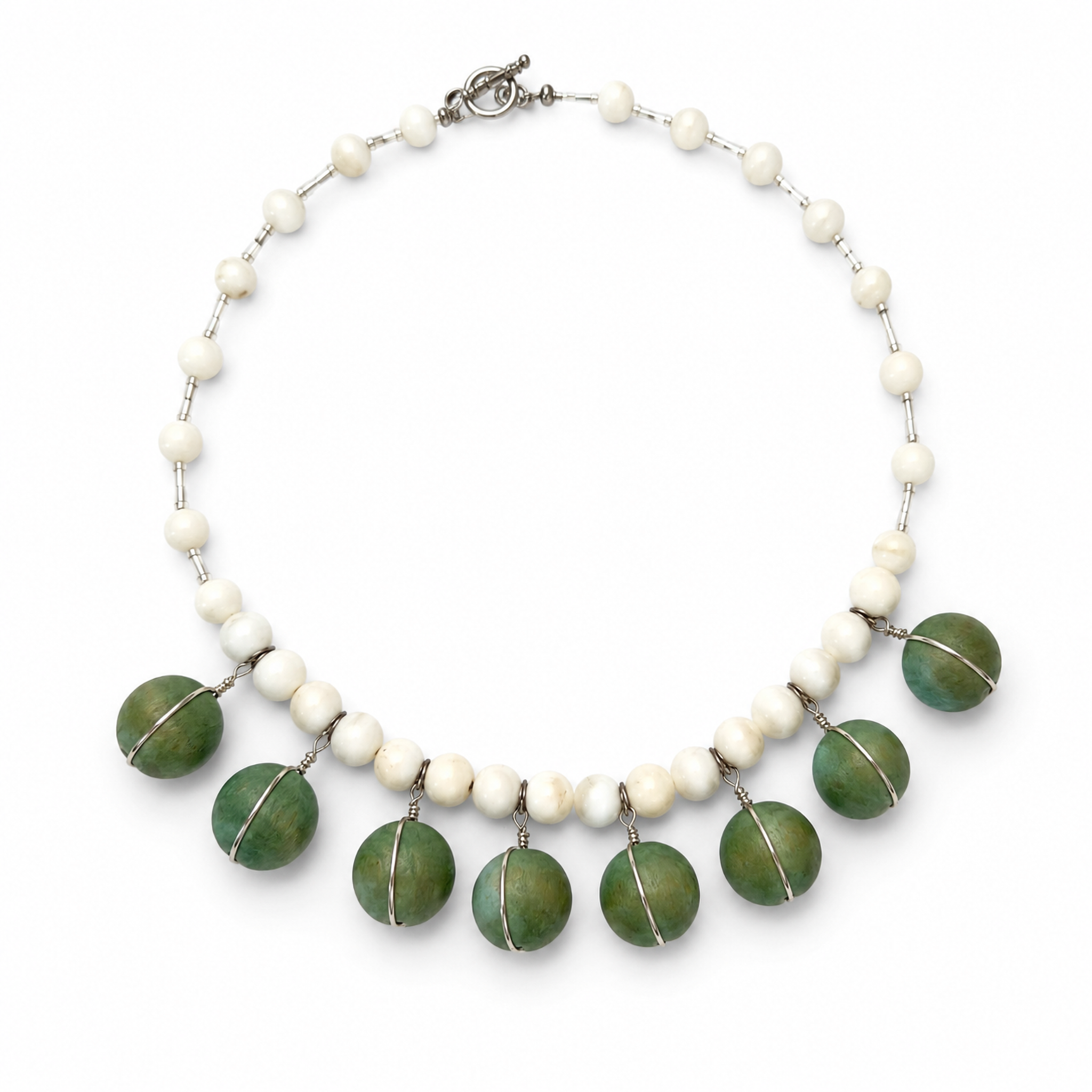Collar de perla concha, cristal Miyuki y dijes de madera verde