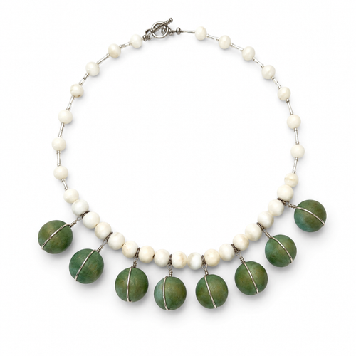Collar de perla concha, cristal Miyuki y dijes de madera verde