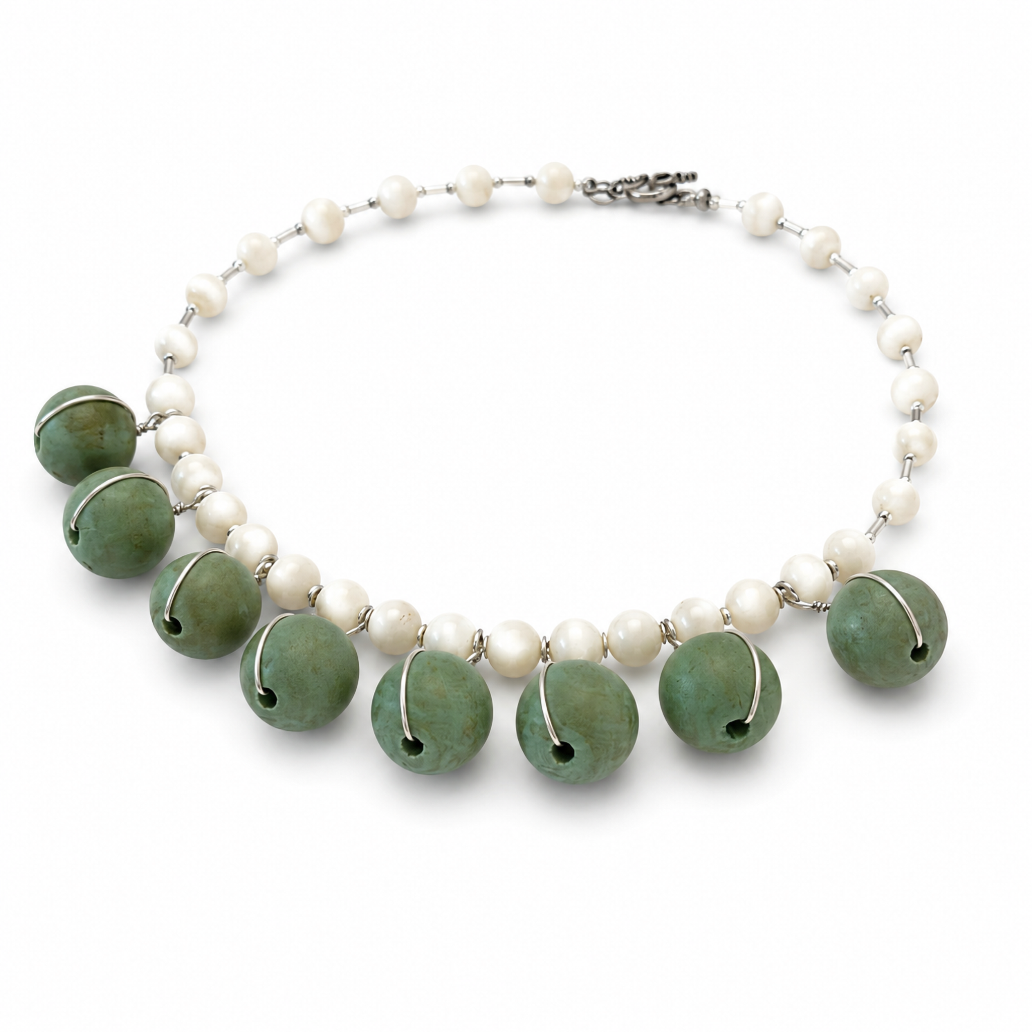 Collar de perla concha, cristal Miyuki y dijes de madera verde