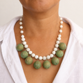 Collar de perla concha, cristal Miyuki y dijes de madera verde