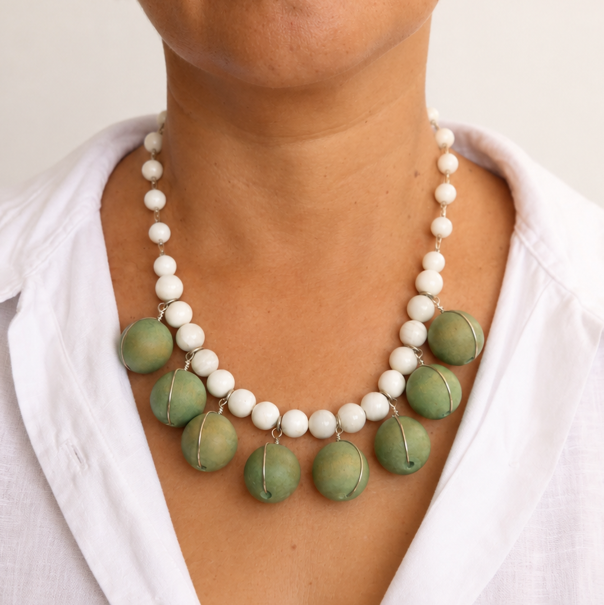 Collar de perla concha, cristal Miyuki y dijes de madera verde