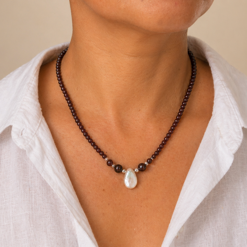 Collar de granate, circonias y perla barroca