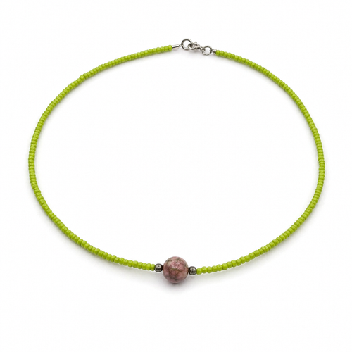 Collar con Miyuki verde limón y cuarzo amatista