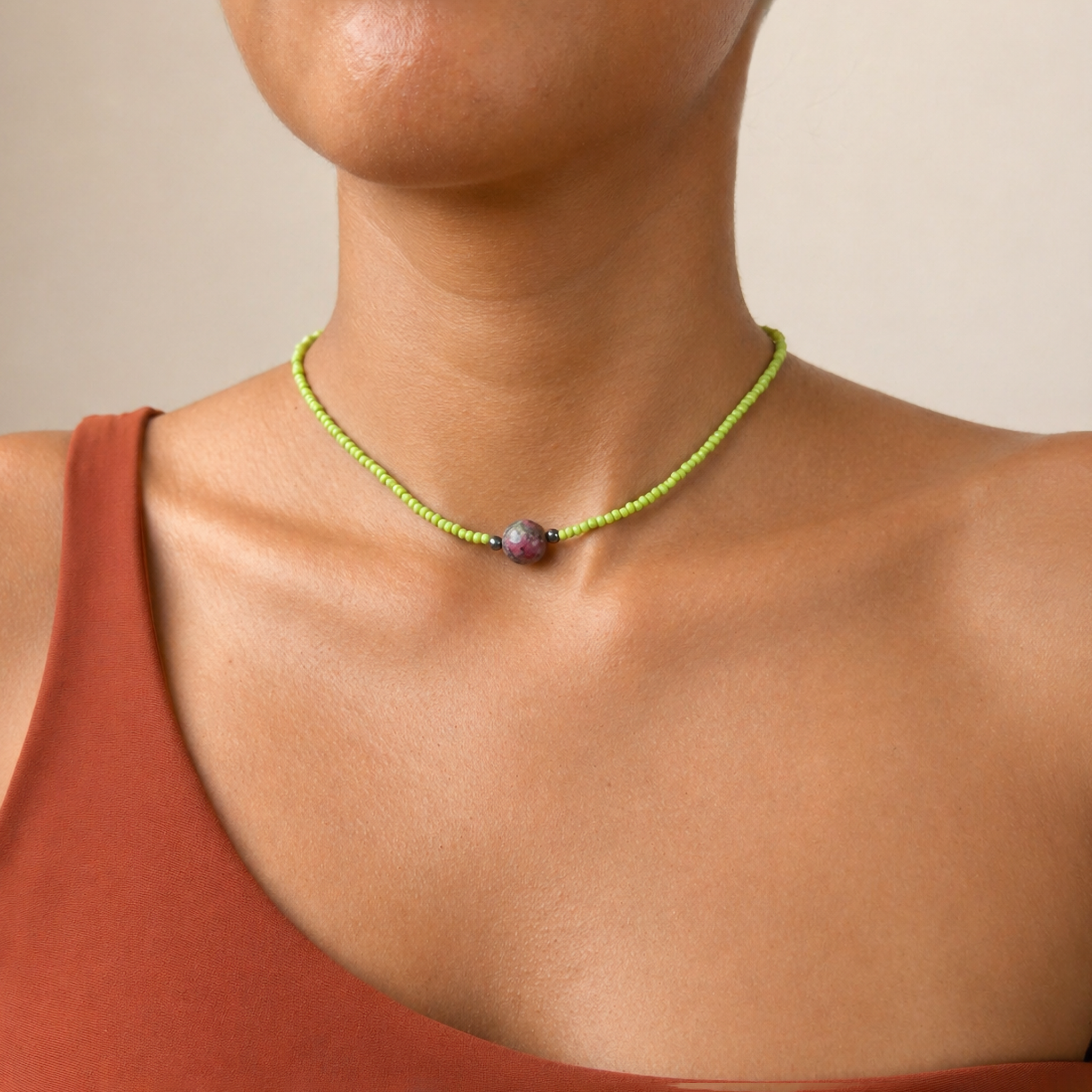 Collar con Miyuki verde limón y cuarzo amatista