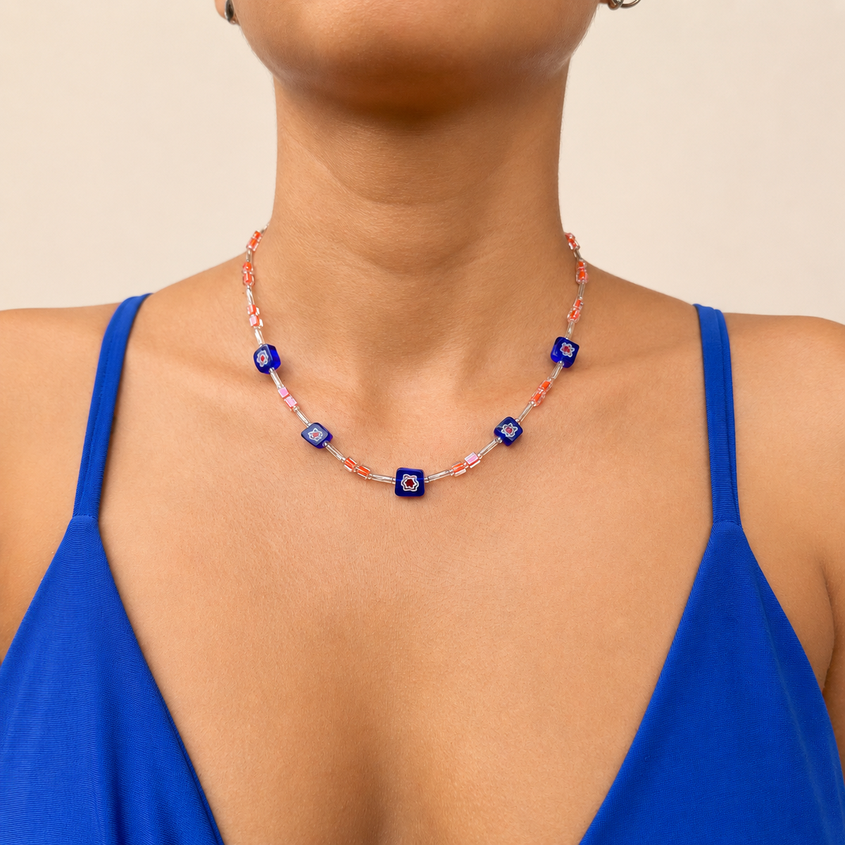 Collar de cristal de Murano con detalles florales y destellos sutiles