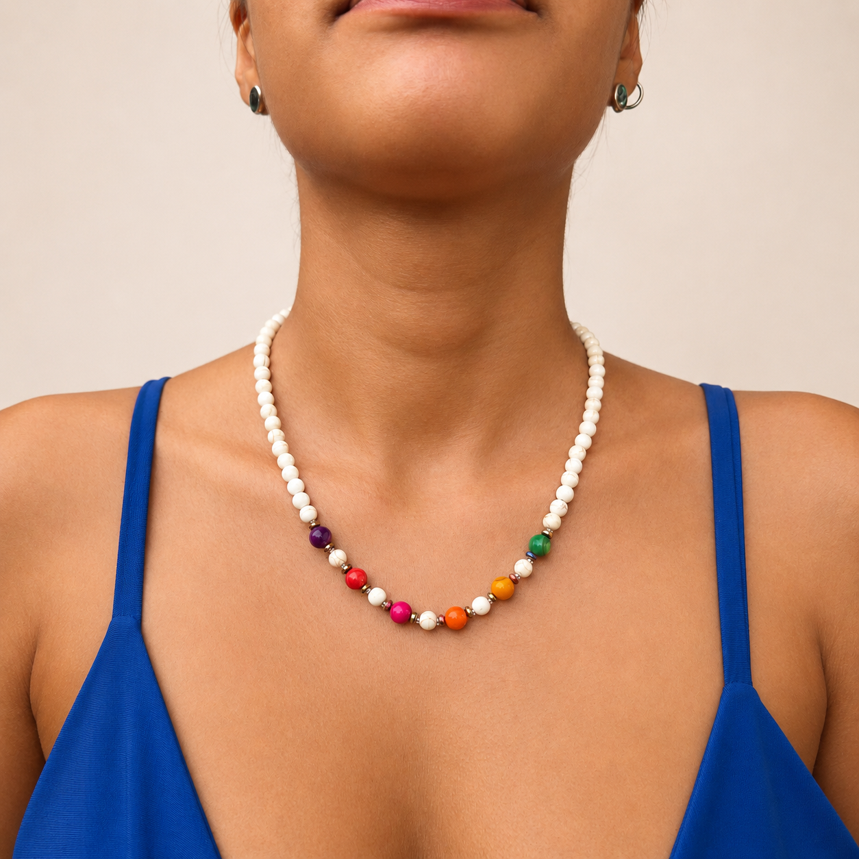 Collar de howlita y perlas concha con acentos luminosos.